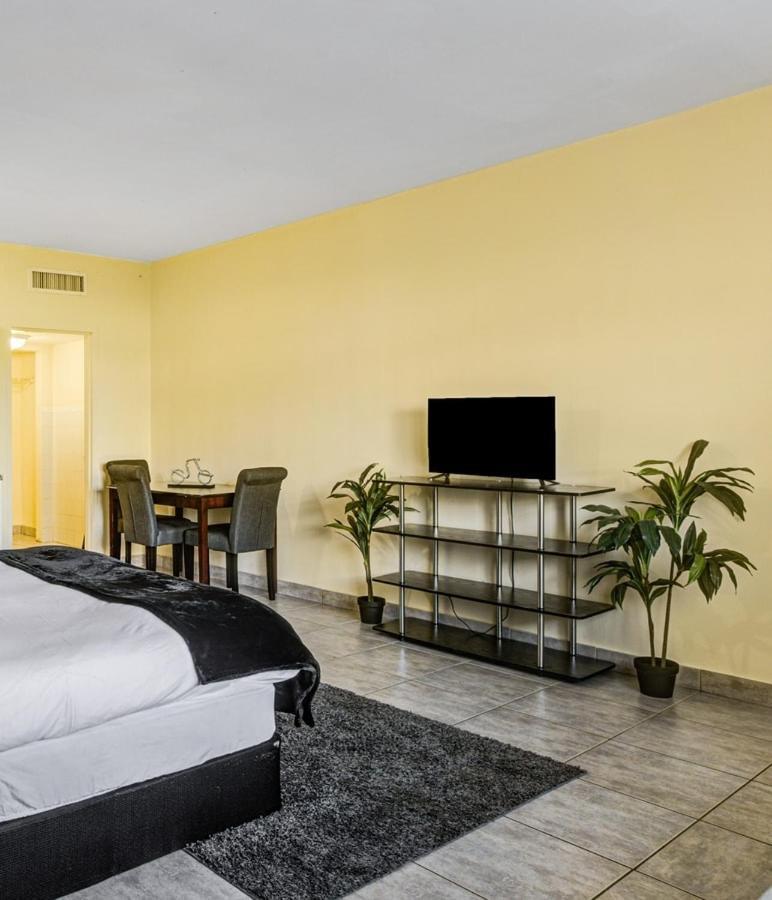 Private Hallandale Beach Studio Wbath Walking Distance To The Beach Pool Free Parking Exterior foto